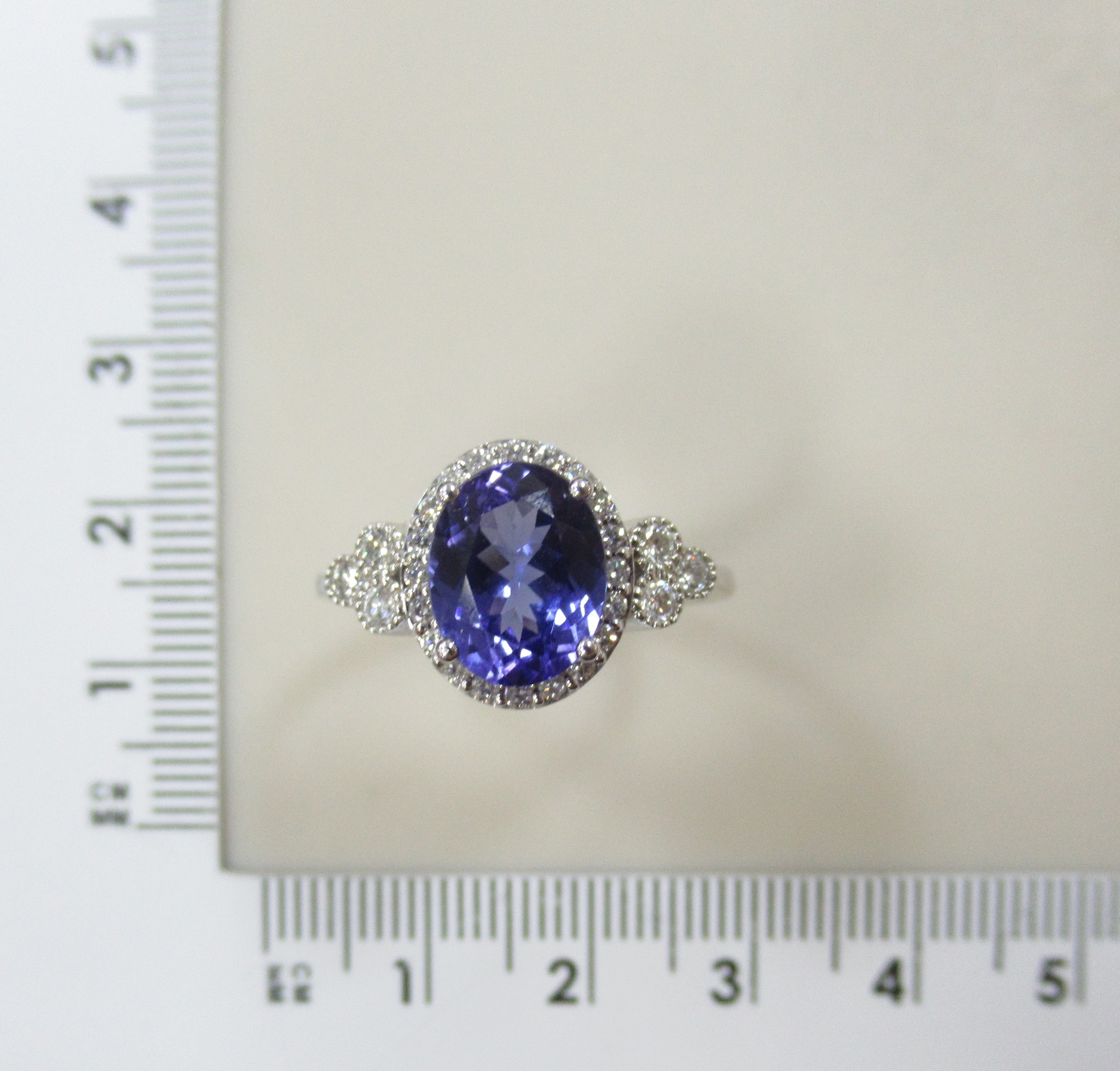 Кольцо из белого золота с танзанитом